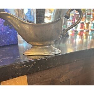 WILTON ARMETALE PEWTER GRAVY BOAT USA PLOUGH TAVERN PATTERN 3.5”H 8”L